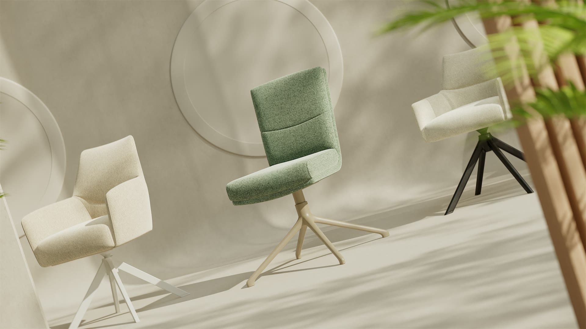Drie stoelen in wit, groen en crème achter een plant.
