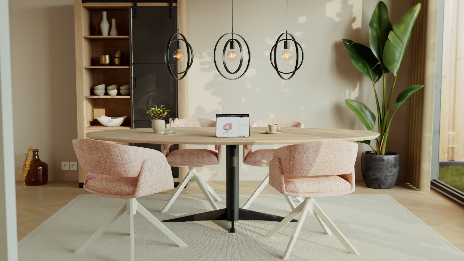 Roze stoelen rond de eettafel.