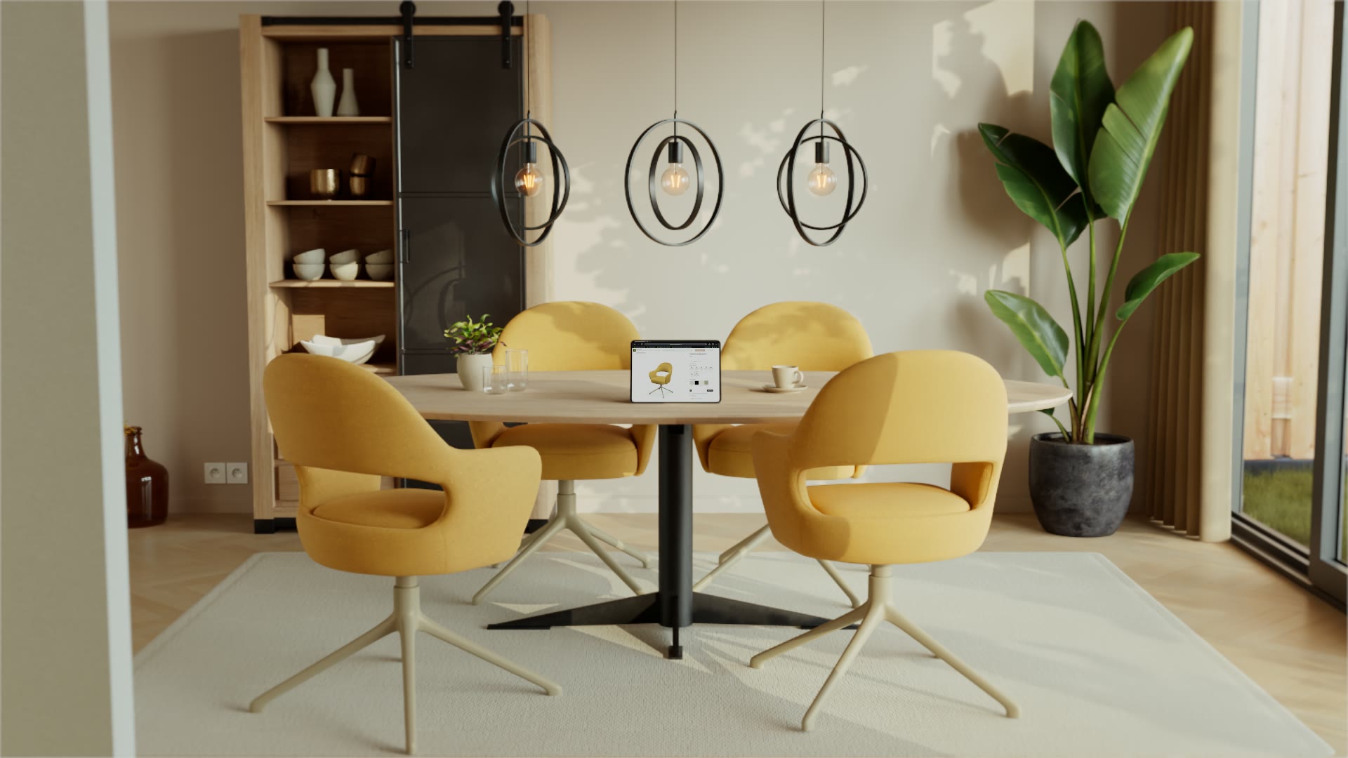 Okergele stoelen rond de eettafel.