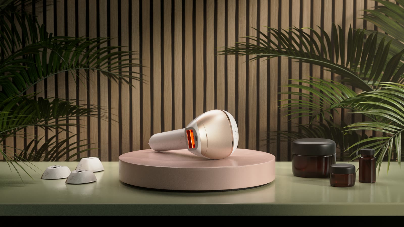 Het Lumea-apparaat op een ronde plaat, tussen planten en potjes in een warm interieur.