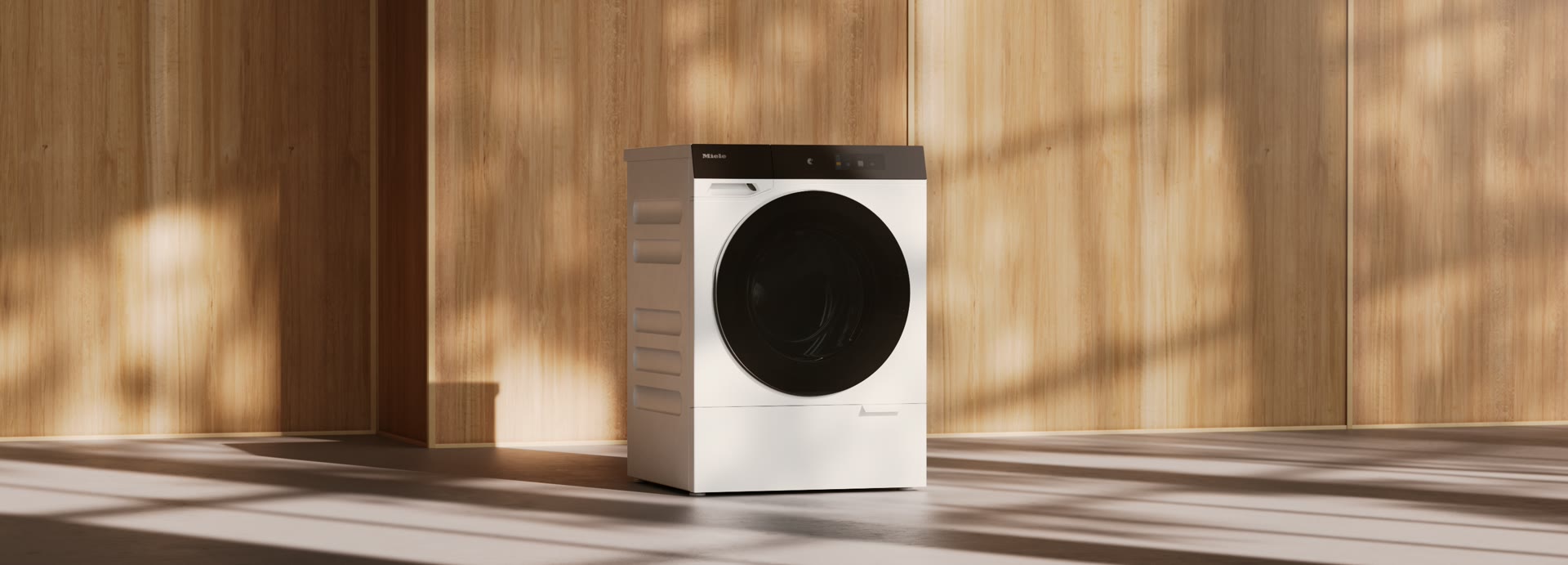 De wasmachine schuin in beeld tegen een houten wand.