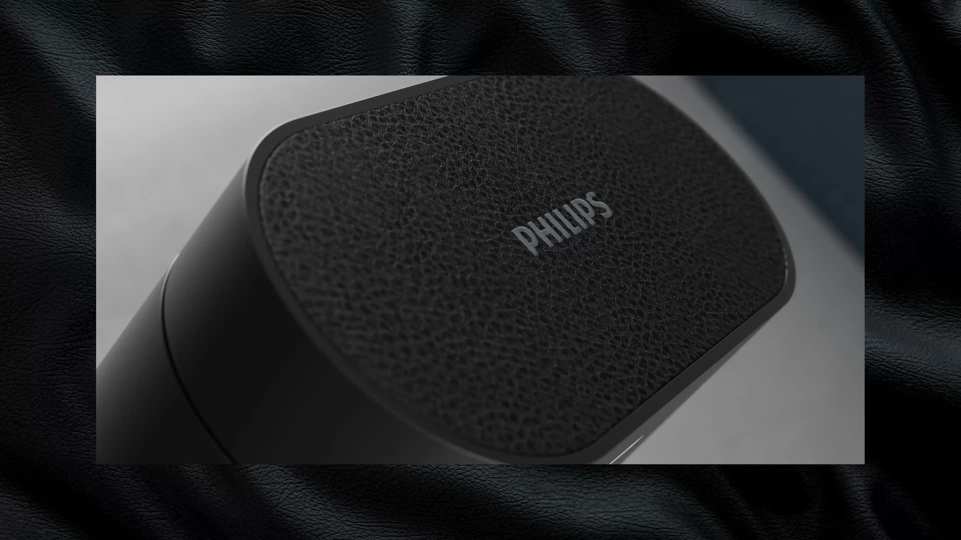 Het leren deksel van de oplaadcase met het Philips-logo.